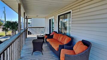 Studio (3 Bedrooms) | Property amenity
