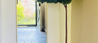 Sleeps 12/Mid-Century Cool/Minutes to Stadium