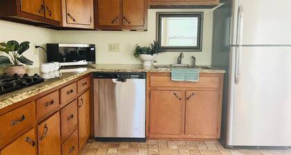 Sleeps 12/Mid-Century Cool/Minutes to Stadium