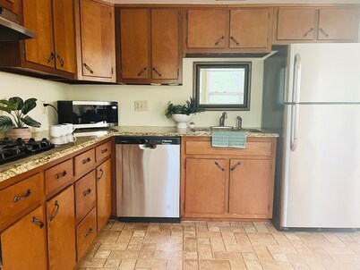 Sleeps 12/Mid-Century Cool/Minutes to Stadium