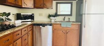 Sleeps 12/Mid-Century Cool/Minutes to Stadium