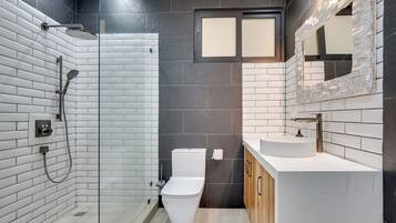 Kondominium, 2 kamar tidur, akses difabel, balkon | Kamar mandi