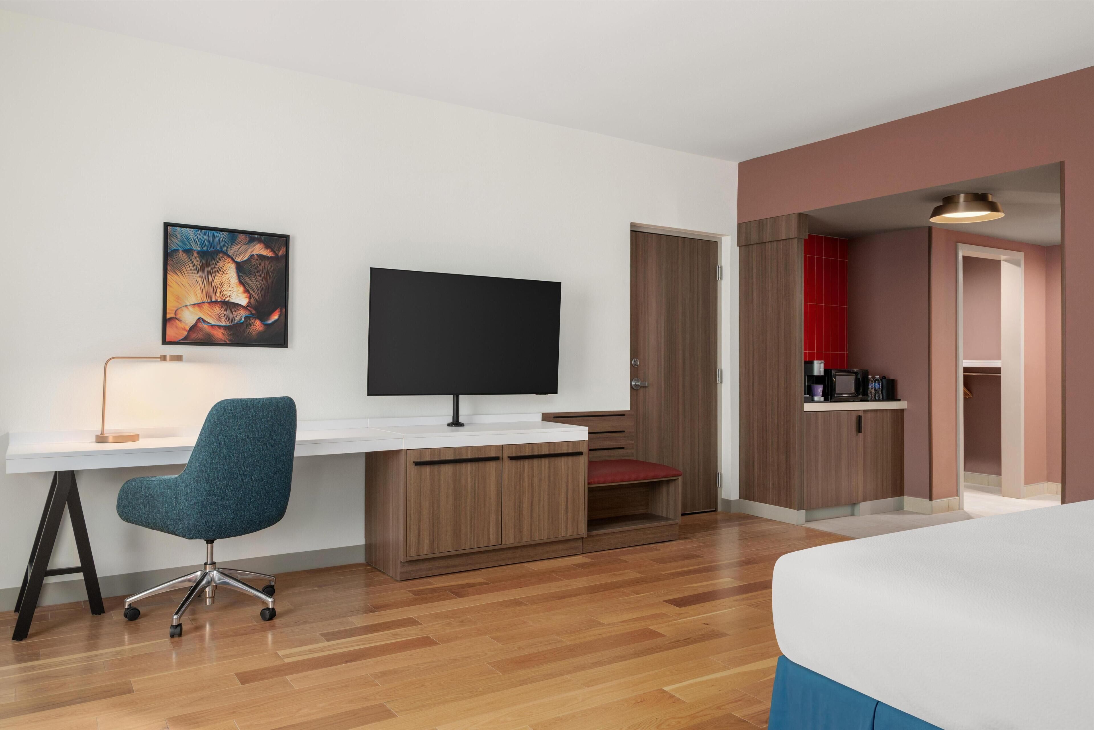 Chambre Deluxe, 1 très grand lit, accessible aux personnes à mobilité réduite, baignoire | Fer et planche à repasser, Wi-Fi gratuit