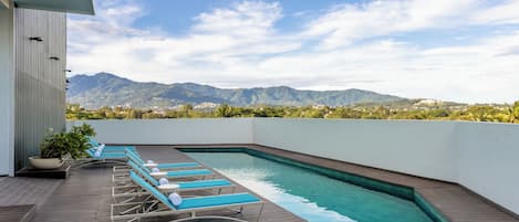 Una piscina al aire libre de temporada