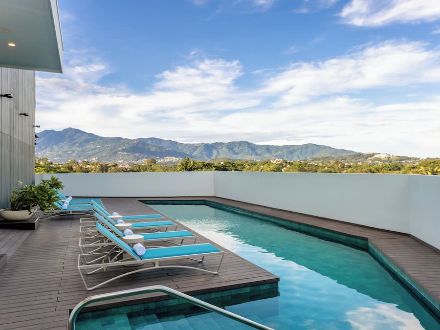 Een seizoensgebonden buitenzwembad