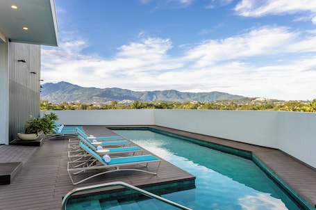 Una piscina al aire libre de temporada
