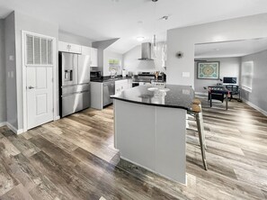 Fridge, microwave, oven, stovetop - Modern Lakeview Escape in Hickory - Pet friendly (Hickory)