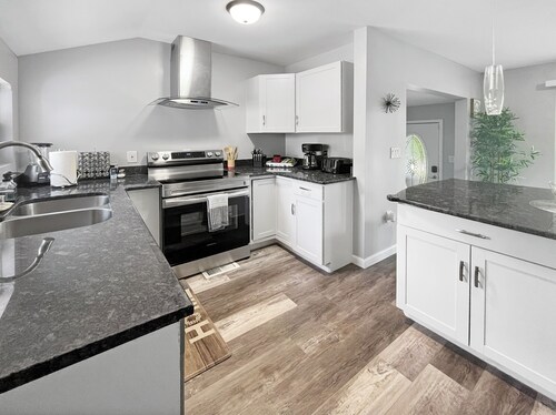 Modern Lakeview Escape in Hickory - Pet friendly