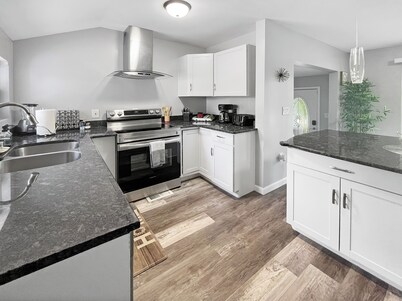 Modern Lakeview Escape in Hickory - Pet friendly