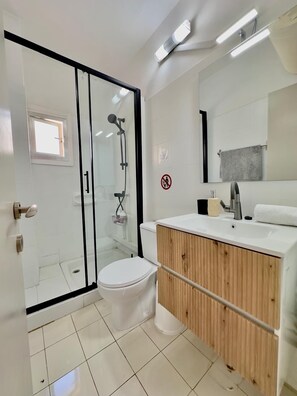Douche, serviettes fournies, savon, papier toilette