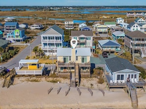 Un quartier résidentiel situé sur la côte, où les maisons sont dotées de balcons et offrent une vue sur le littoral.