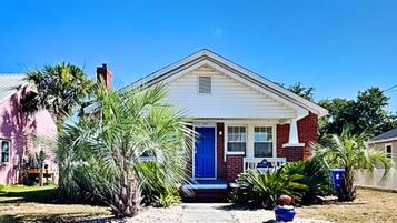 Studio (3 Bedrooms) | Front of property