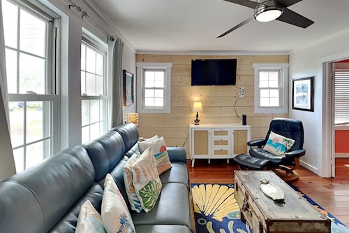 CB Sunshine Cottage by Carolina Retreats