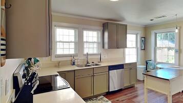 Studio (3 Bedrooms) | Property amenity