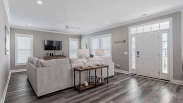 Studio (3 Bedrooms) | Property amenity