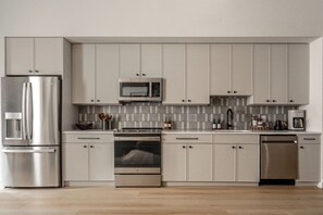 Refrigerador, microondas, horno, placa de cocina