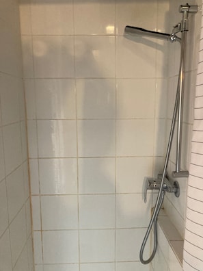 Sèche-cheveux, serviettes fournies, papier toilette