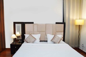 3 bedrooms, iron/ironing board, WiFi, bed sheets - Premium 3BHK Apartments with Balconies | Prime Location - Green Park Extension (New Delhi)