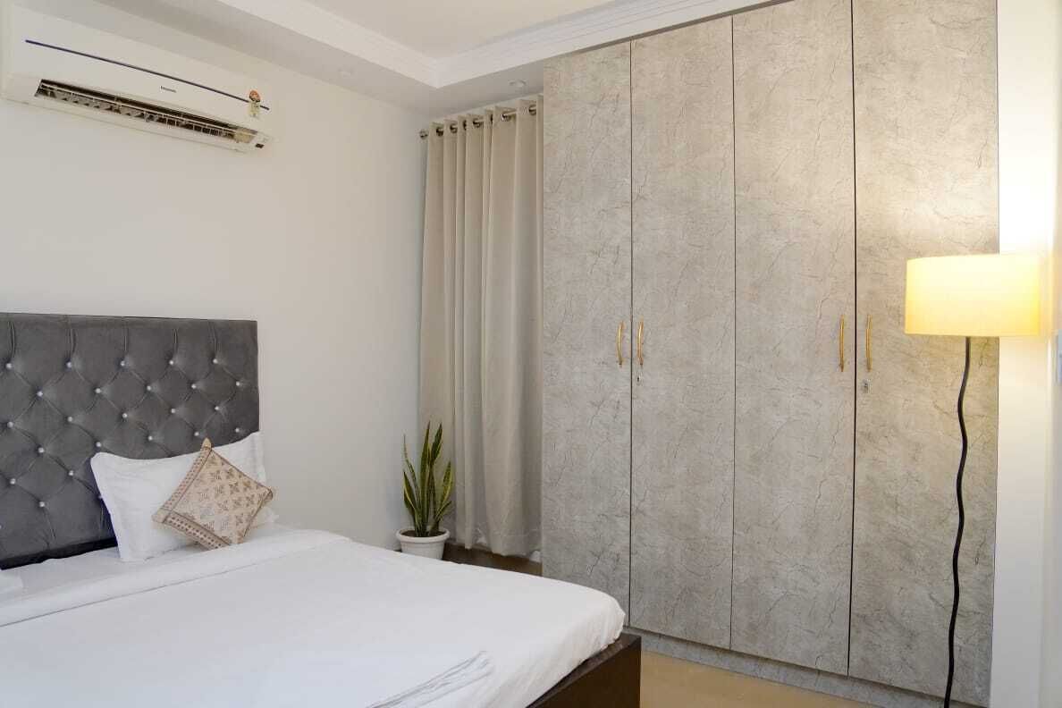 3 habitaciones, tabla de planchar con plancha, wifi y ropa de cama 