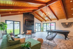 Smart TV, fireplace, video games - Paradise Retreat: Pool, Hot Tub, Arcade, Mini Golf (Phoenix)