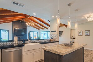 Fridge, microwave, oven, stovetop - Paradise Retreat: Pool, Hot Tub, Arcade, Mini Golf (Phoenix)