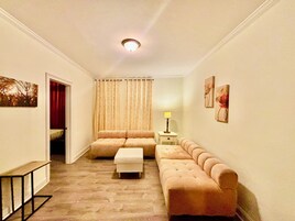 Penn Station NJ Room | Living area