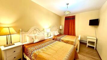 Familiekamer | Individueel gedecoreerd, individueel gemeubileerd, een laptopwerkplek