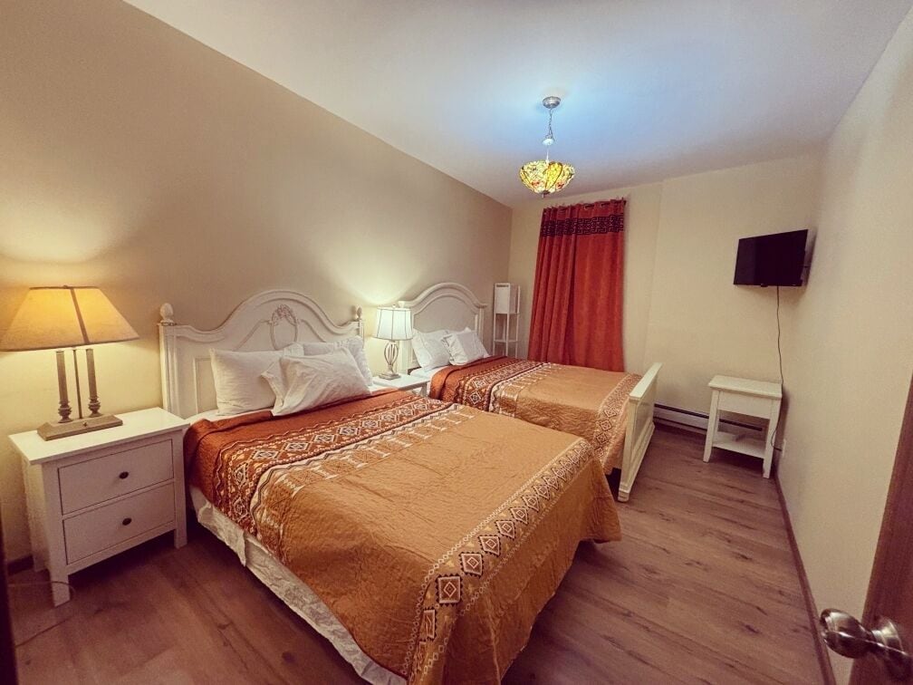 Familiekamer | Individueel gedecoreerd, individueel gemeubileerd, een laptopwerkplek