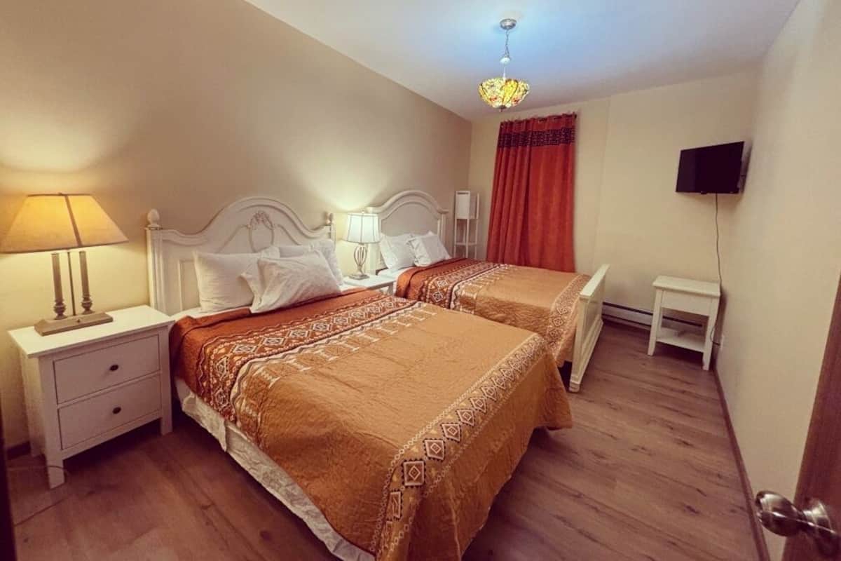 Familiekamer | Individueel gedecoreerd, individueel gemeubileerd, een laptopwerkplek