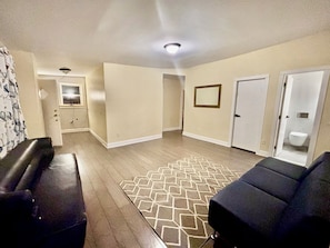 Comfort Room | Living area - Motel Casa Penn (Newark)