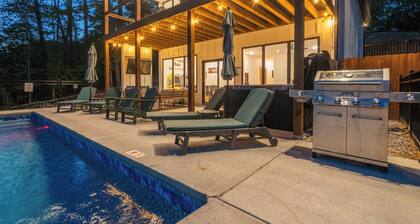 Lakefront Oasis: Pool, Hot Tub, Game Room & Dock!