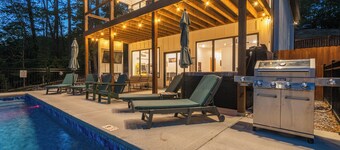 Lakefront Oasis: Pool, Hot Tub, Game Room & Dock!