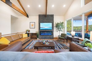 Smart TV, chimenea, videojuegos y futbolito 