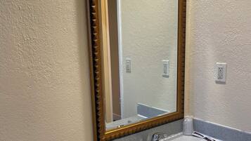 Suite estándar, para no fumadores | Baño | Jabón, shampoo, papel de baño