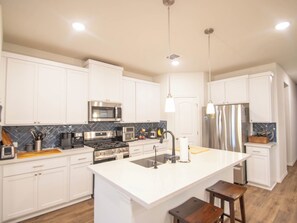 冷蔵庫、電子レンジ、オーブン、コンロ