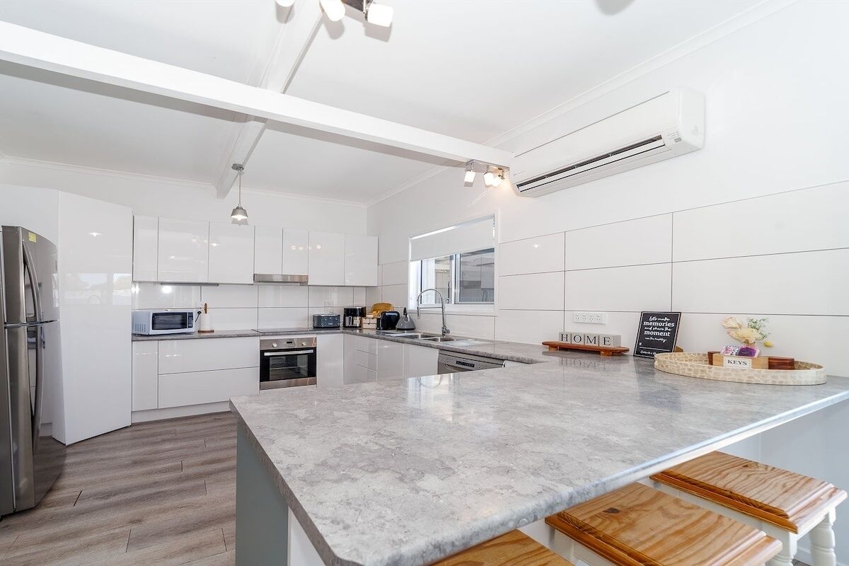 Een koelkast, een microgolfoven, een oven, een kookplaat