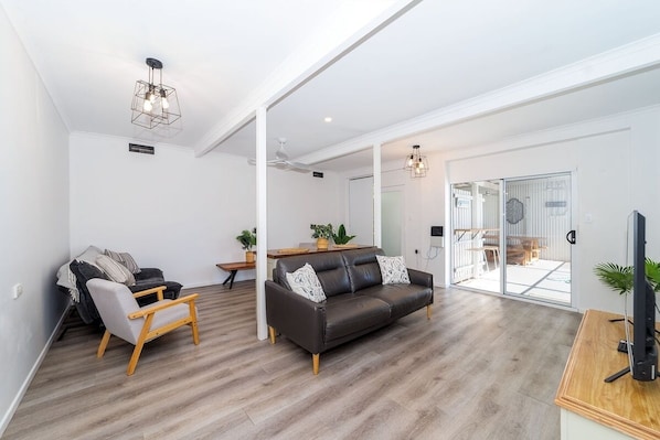 Interior - 4BR Coastal Retreat with Pool – Sleeps 10 – Family Friendly (Pialba)