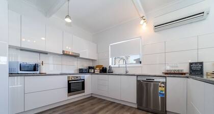 4BR Coastal Retreat with Pool â Sleeps 10 â Family Friendly
