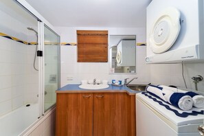 Secador de cabelo, toalhas de banho