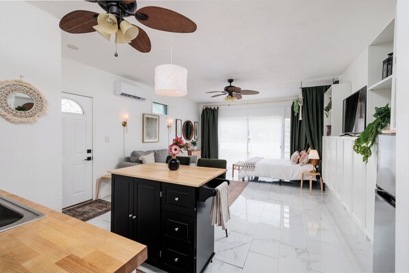 1 bedroom, WiFi, bed sheets - Pool! Cozy studio in charming St. Petersburg (St. Petersburg)