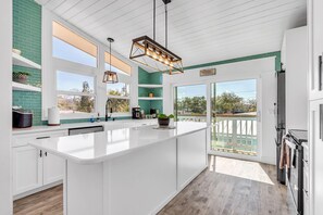 Maison, Plusieurs lits (Bates Avenue House) | Cuisine privée