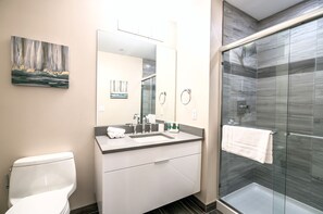 Deluxe Apartment, Pets allowed | Bathroom | Shower, free toiletries, hair dryer, towels - Atlantic Station-9H (Stamford)