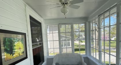Cherry On Top! 2-bedroom house in South Lakeside! Great porch and outdoor space!