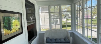 Cherry On Top! 2-bedroom house in South Lakeside! Great porch and outdoor space!