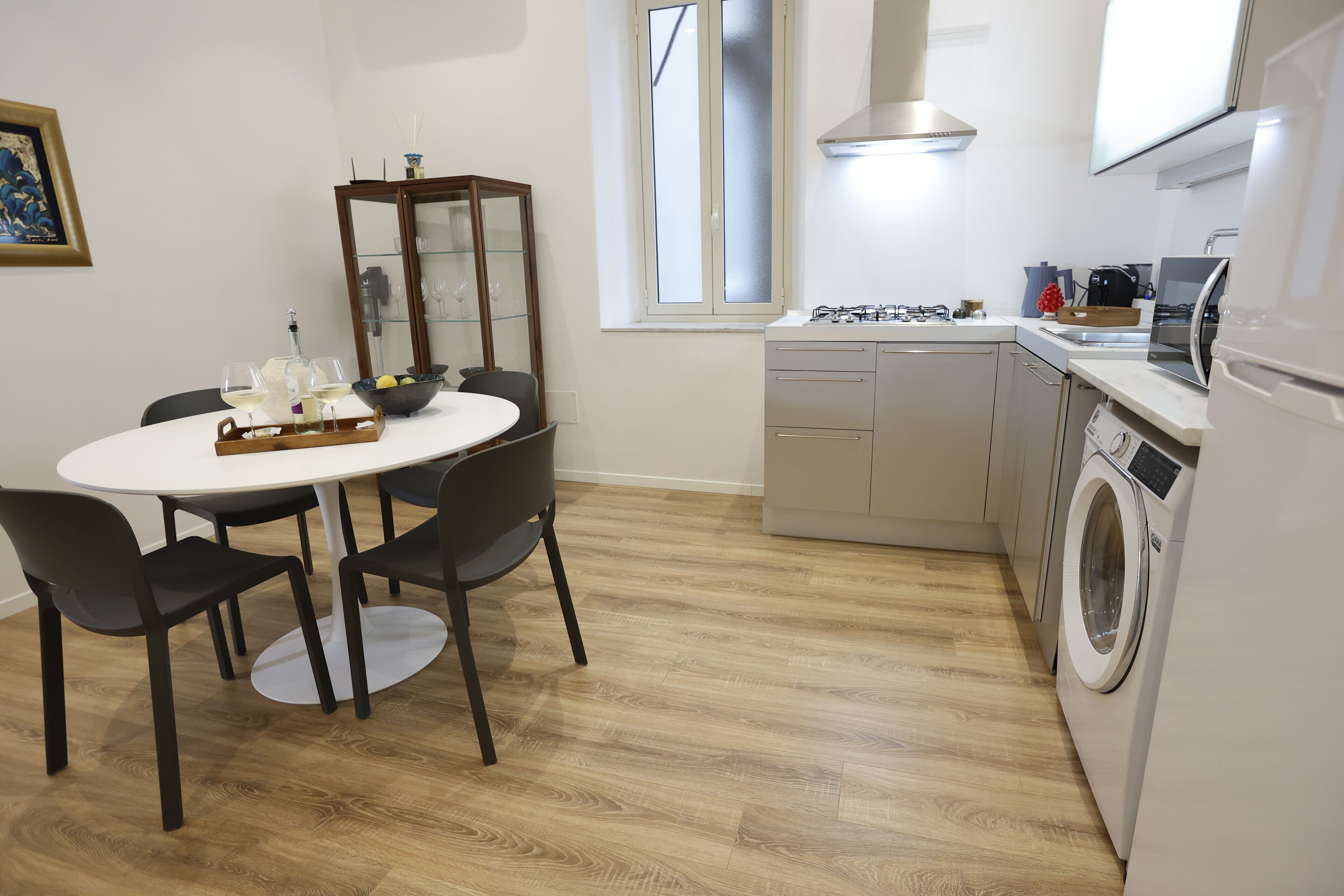 Frigorifero, microonde, forno, piano cottura