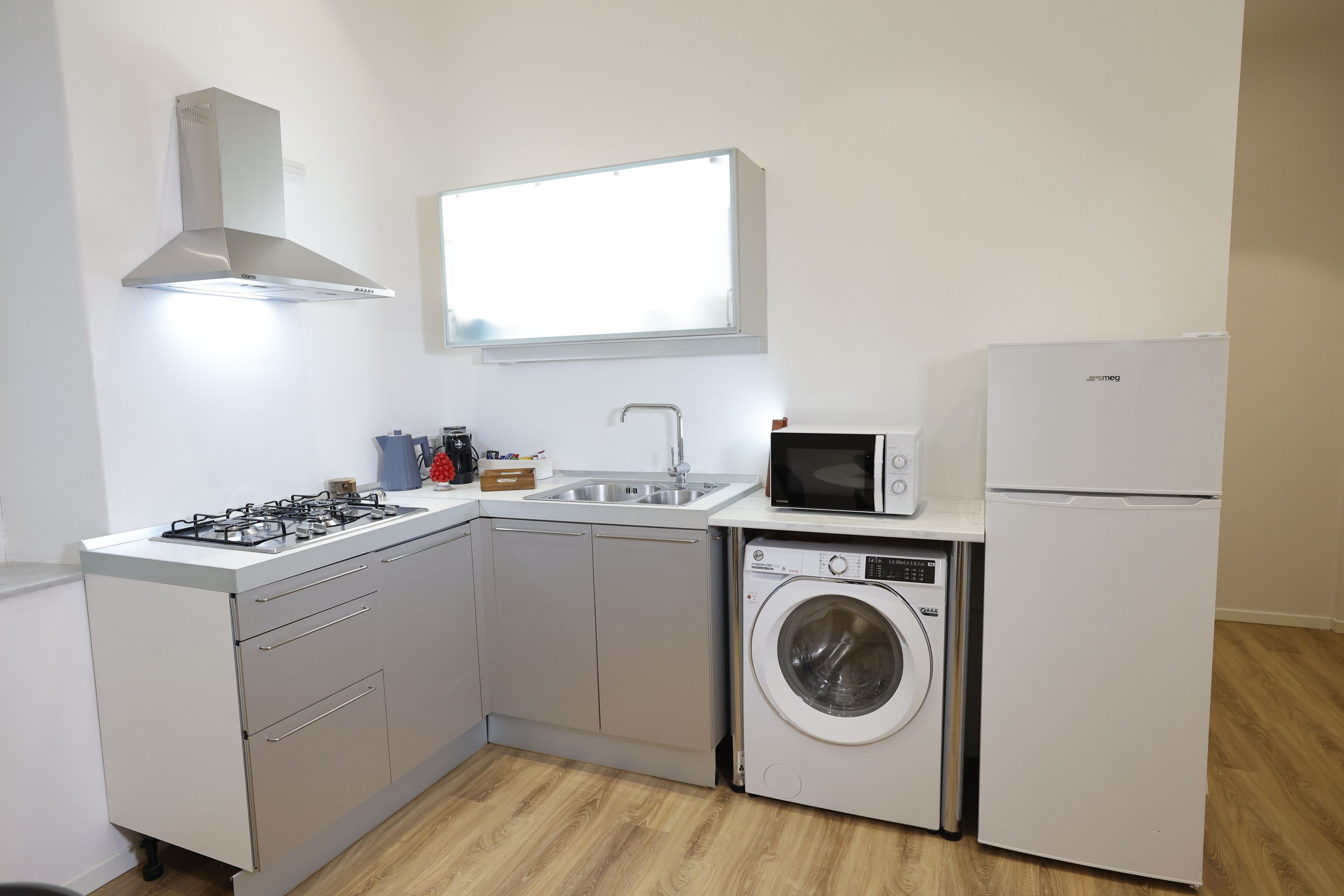 Frigorifero, microonde, forno, piano cottura