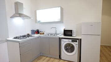 Frigorifero, microonde, forno, piano cottura