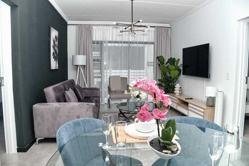 Stylish 2-Bedroom Apartment with Gym, Pool, Wi-Fi in Prime Lonehill Location.