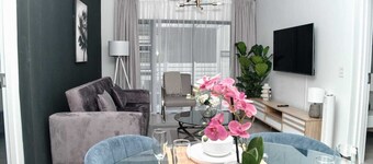 Stylish 2-Bedroom Apartment with Gym, Pool, Wi-Fi in Prime Lonehill Location.