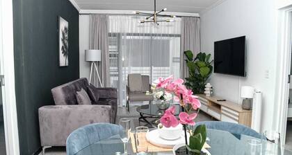 Stylish 2-Bedroom Apartment with Gym, Pool, Wi-Fi in Prime Lonehill Location.